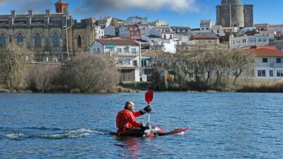 Un piragüista en el río Tormes, a su paso por la villa de Alba de Tormes (Salamanca).