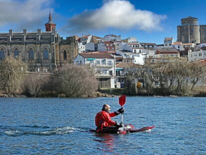 Un piragüista en el río Tormes, a su paso por la villa de Alba de Tormes (Salamanca).