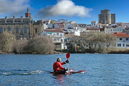 Un piragüista en el río Tormes, a su paso por la villa de Alba de Tormes (Salamanca).