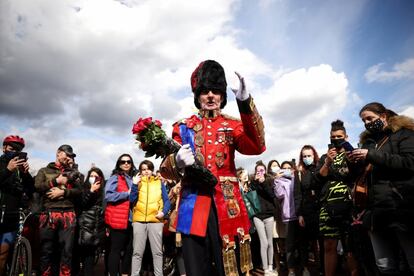 El fallecimiento de Felipe de Edimburgo ha puesto a los británicos frente a una realidad ineludible, la de que asisten a los minutos finales de un longevo periodo de estabilidad institucional. En la imagen, un hombre se dispone a depositar flores frente al palacio de Buckingham, este viernes.