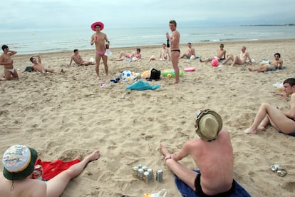 Un grupo de británicos beben alcohol en la playa de Salou.