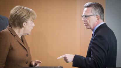 La canciller alemana, Angela Merkel, habla con el ministro del Interior, Thomas de Maiziere, el 23 de septiembre de 2015 en Berlín.