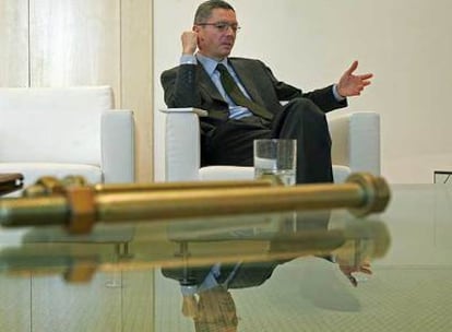 El alcalde de Madrid, Alberto Ruiz-Gallardón, en su nuevo despacho en el Palacio de Telecomunicaciones de Cibeles.