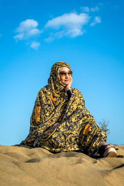 Marzo de 21021 - Aminatou Haidar fotografiada en una duna de Maspalomas, al sur de Gran Canaria - ©Alfredo Cáliz