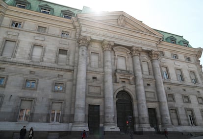 La fachada de la sede del Banco Nación de Argentina, en Buenos Aires.