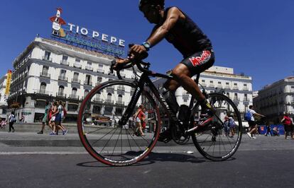 Un ciclista pedalea por el carril bici de la Puerta del Sol de Madrid.