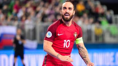 Ricardinho celebra el primero de Portugal.