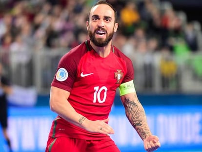 Ricardinho celebra el primero de Portugal.