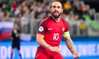 Ricardinho celebra el primero de Portugal.