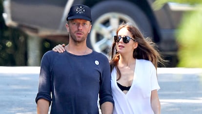 El cantante de Coldplay Chris Martin y la actriz Dakota Johnson en los Hamptons durante el verano de 2019.