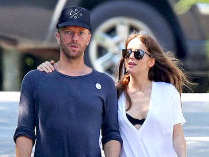 El cantante de Coldplay Chris Martin y la actriz Dakota Johnson en los Hamptons durante el verano de 2019.