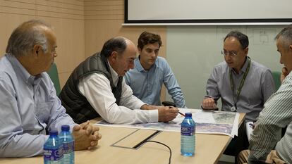 Ignacio Galán, presidente de Iberdrola, sobre un plano, y a la izquierda el CEO de la compañía, Mario Ruiz-Tagle, en una visita a Valencia tras la dana.