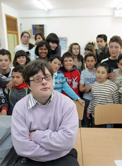 Pablo Pineda con alumnos del colegio Miguel de Cervantes.