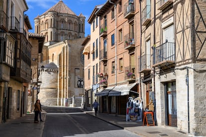 La calle Mayor de Toro, con la colegiata de Santa Maria la Mayor (siglo XIII) al fondo.