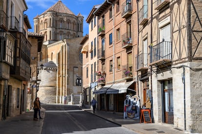 La calle Mayor de Toro, con la colegiata de Santa Maria la Mayor (siglo XIII) al fondo.   