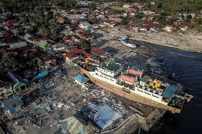 Fotografía aérea que muestra los daños causados por el terremoto y el tsunami del pasado viernes 28 de septiembre en la zona de Wani, Donggala (Indonesia).