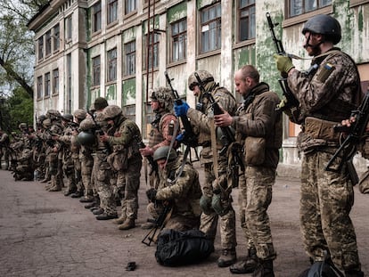 Un grupo de soldados ucranios armados espera recibir tratamiento médico.