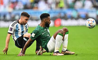 Nicolas Tagliafico (izquierda) de Argentina disputa un balón contra Firas Al-Buraikan (derecha) de Arabia Saudi durante el primer partido del grupo C de la Copa Mundial de la FIFA 2022 en el Estadio Lusail en Lusail, Qatar
