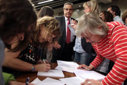 Celestino Corbacho, rodeado de periodistas tras el Consejo de Ministros.