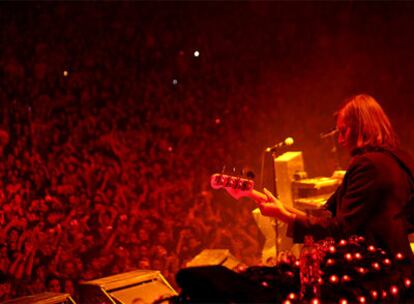 Actuación de The Killers, el sábado en Barcelona. La banda prohibió a los fotógrafos acceder al concierto de ayer en Madrid y tampoco facilitó imágenes.