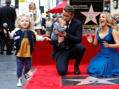 Ryan Reynolds inauguró ayer su estrella en el Paseo de la Fama junto a su mujer Blake Lively y mostró en público por primera vez a sus dos hijas.