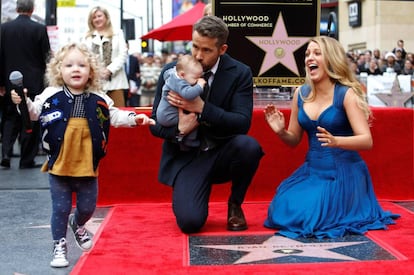 Ryan Reynolds inaugura su estrella en el Paseo de la Fama junto a su mujer Blake Lively. Una ocasión en la que mostró en público por primera vez a sus dos hijas.