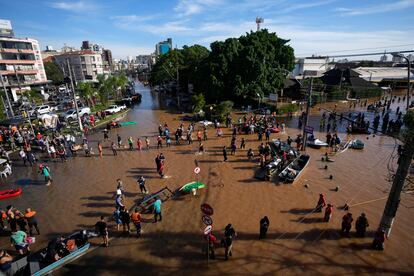 Volunteers support other residents during the evacuation of Porto Alegre, on May 7.