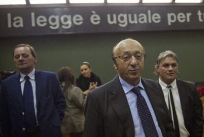 Luciano Moggi (centro), durante la última seisión del juicio del 'calciopoli'.