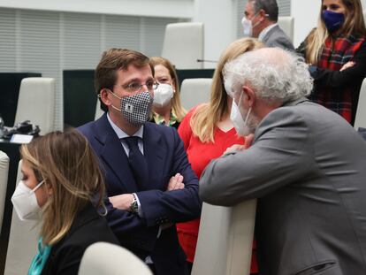 El Alcalde Jose Luis Martinez Alméida y Luis Cueto (Grupo Mixto) conversan durante el Pleno ordinario del Ayuntamiento de Madrid el pasado 25 de enero.