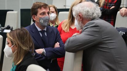 El Alcalde Jose Luis Martinez Alméida y Luis Cueto (Grupo Mixto) conversan durante el Pleno ordinario del Ayuntamiento de Madrid el pasado 25 de enero.