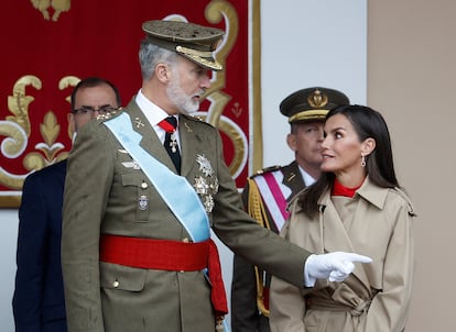 Los Reyes, Felipe y Letizia, conversan antes del desfile.