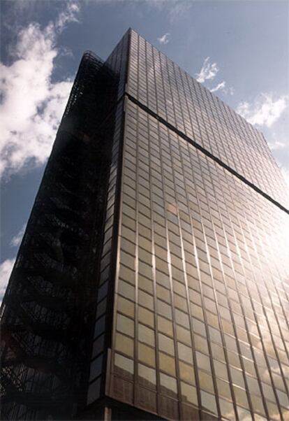 El Edificio Windsor, uno de los más emblemáticos de la capital española, tiene una altura de 106 metros y comenzó a construirse en 1973 por los arquitectos Genaro Alas y Pedro Casariego. El estudio de Alas y Casariego, fundado en 1953, es uno de los más importantes de la segunda mitad del siglo XX. El edificio, dedicado a oficinas, llevaba varios meses en obras y cubierto de andamios.