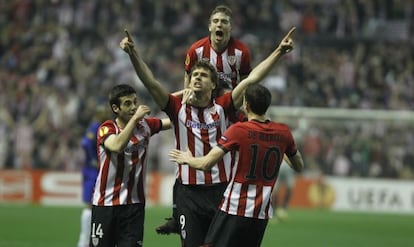 Llorente celebra su gol al Manchester en San Mamés.