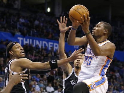 Kevin Durant en una jugada ante Paul Pierce.