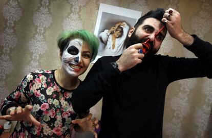 Kurdos iraquíes posan con su maquillaje listos para la fiesta de Halloween, en Arbil (Irak), el 29 de octubre. 