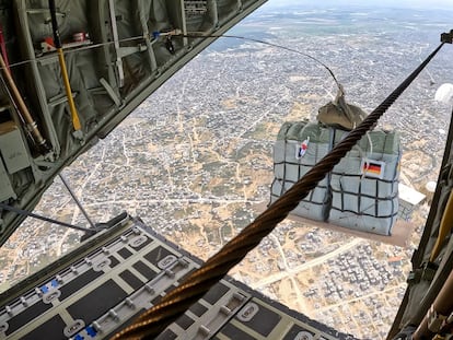 Un "Hércules" C-130 franco-alemán lanza ayuda humanitaria sobre la franja de Gaza este sábado.