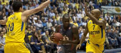 Guy Pnini defiende a Elan Chalon, en un partido de Euroliga.