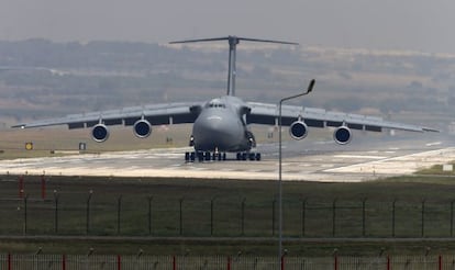 Un avi&oacute;n de carga estadounidense, este mi&eacute;rcoles, en la base turca de Incirlik.