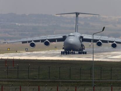 Un avi&oacute;n de carga estadounidense, este mi&eacute;rcoles, en la base turca de Incirlik.