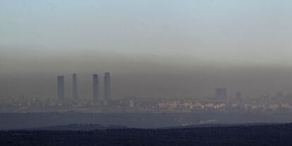 Nube de contaminaci&oacute;n sobre Madrid, en una imagen de 2012.