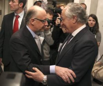 El ministro de Hacienda y Administraciones Públicas, Cristóbal Montoro (i), junto al consejero delegado de CaixaBank, Juan Maria Nin (d), durante la inauguración del XX Encuentro del Sector Financiero: Sentando las bases para la vuelta al crecimiento, organizado por Deloitte, esta mañana en la capital.