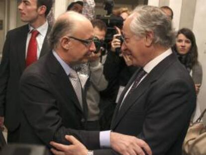 El ministro de Hacienda y Administraciones Públicas, Cristóbal Montoro (i), junto al consejero delegado de CaixaBank, Juan Maria Nin (d), durante la inauguración del XX Encuentro del Sector Financiero: Sentando las bases para la vuelta al crecimiento, organizado por Deloitte, esta mañana en la capital.