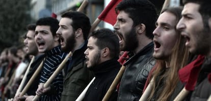 Protestas de jóvenes griegos por los recortes del Gobierno.