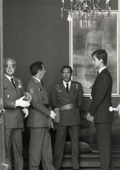 El pr&iacute;ncipe Felipe junto al director de la Academia de Zaragoza, &Aacute;ngel Santos (i) y Baldomero Lozano, capit&aacute;n general de Zaragoza