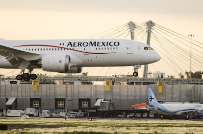 Un avión de Aeroméxico aterriza en el aeropuerto de la capital