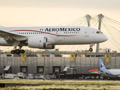 Un avión de Aeroméxico aterriza en el aeropuerto de la capital.