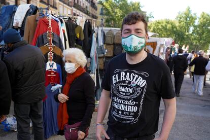 Fran Varo, militante de base de Más Madrid, fotografiado en El Rastro