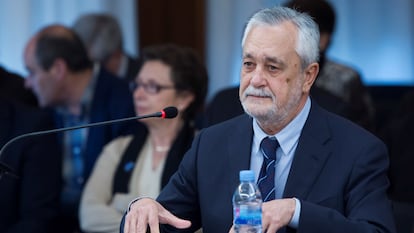 El expresidente andaluz José Antonio Griñán responde a las preguntas del fiscal en el juicio de la pieza política del 'caso ERE', en Sevilla en abril de 2018.