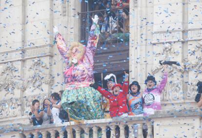 Marijaia saluda a las miles de personas reunidas para celebrar el inicio de las fiestas de Bilbao.