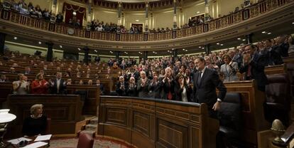 Los diputados aplauden a Mariano Rajoy, tras ser investido presidente.